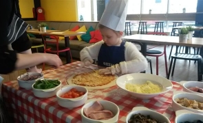 Serowo-pomidorowa pizza-Wiktoria Parzonko